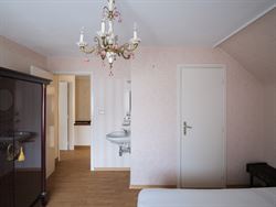 Ontdek deze ruime en solide gezinswoning gelegen op een prachtig perceel van 1007 m². Met een bewoonbare oppervlakte van 219 m² en vier slaapkamers ...