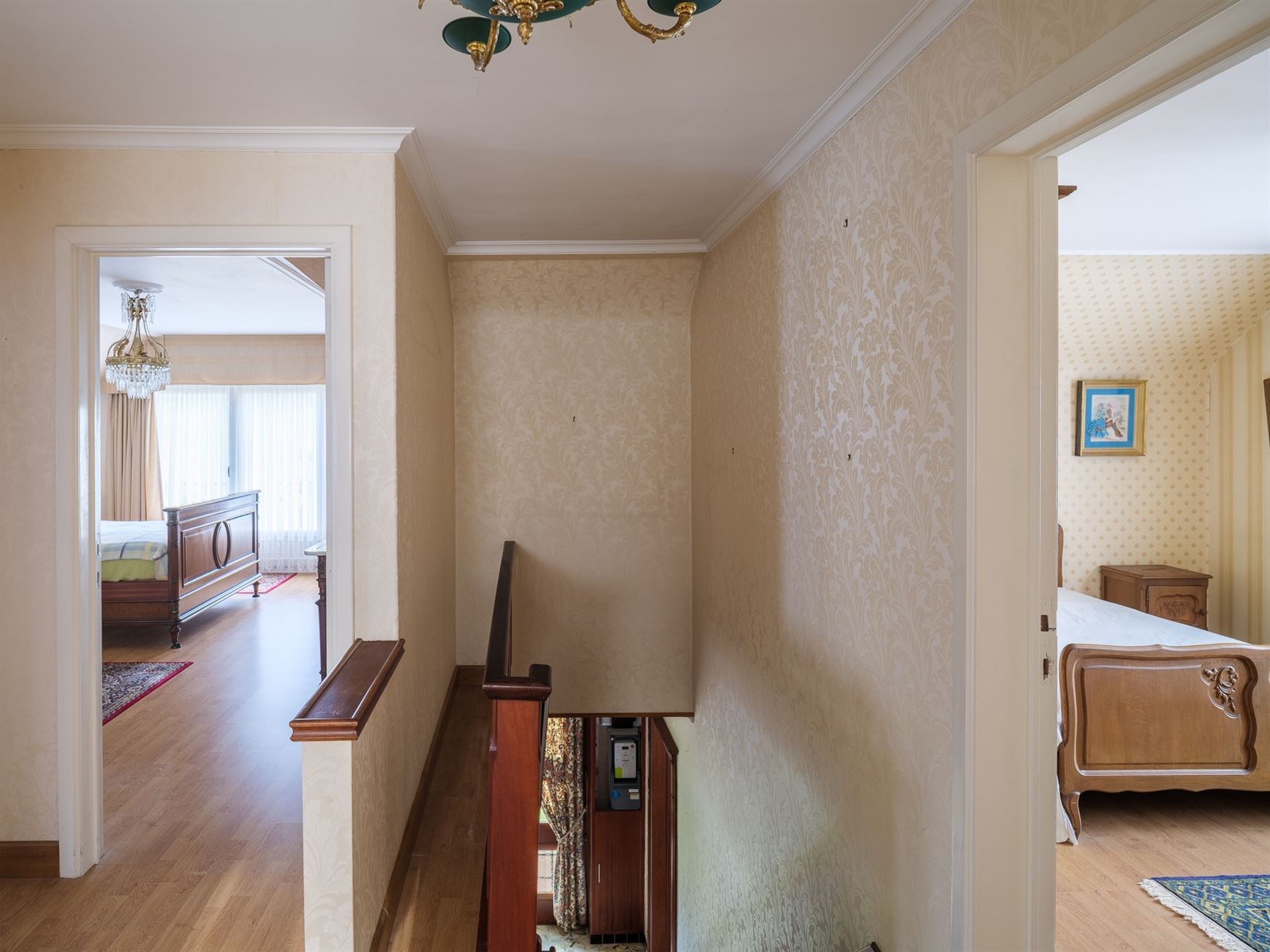 Ontdek deze ruime en solide gezinswoning gelegen op een prachtig perceel van 1007 m². Met een bewoonbare oppervlakte van 219 m² en vier slaapkamers ...