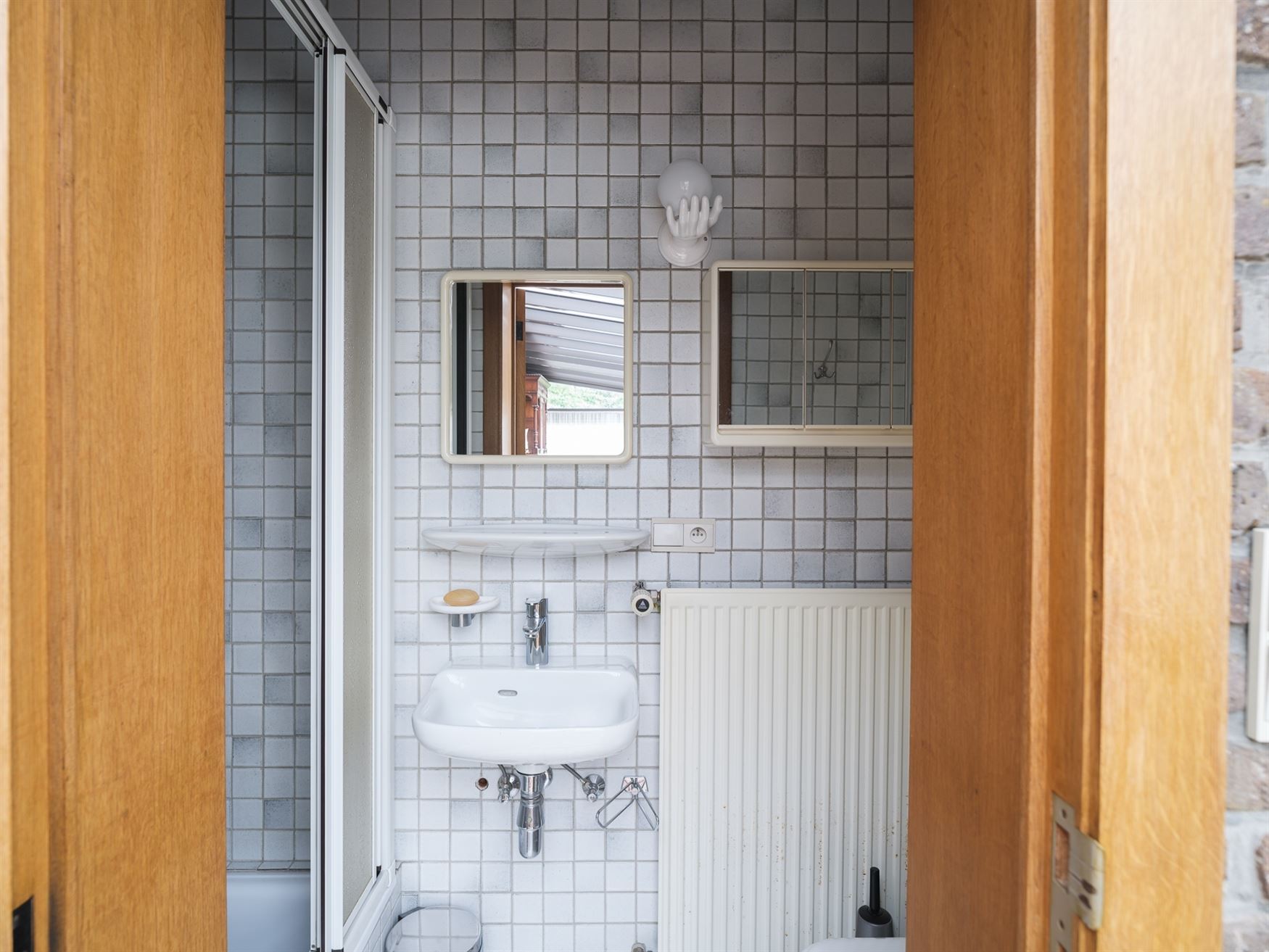 Ontdek deze ruime en solide gezinswoning gelegen op een prachtig perceel van 1007 m². Met een bewoonbare oppervlakte van 219 m² en vier slaapkamers ...