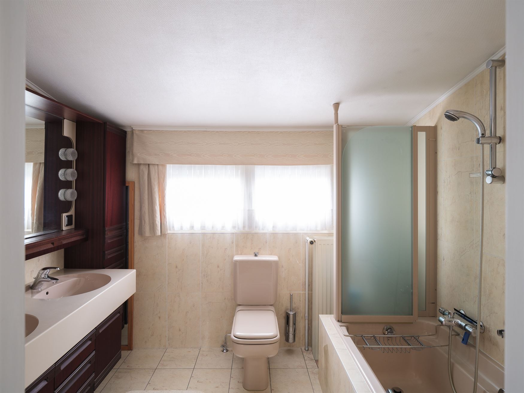 Ontdek deze ruime en solide gezinswoning gelegen op een prachtig perceel van 1007 m². Met een bewoonbare oppervlakte van 219 m² en vier slaapkamers ...