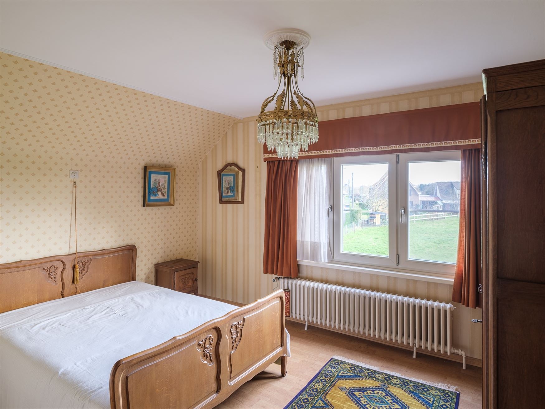 Ontdek deze ruime en solide gezinswoning gelegen op een prachtig perceel van 1007 m². Met een bewoonbare oppervlakte van 219 m² en vier slaapkamers ...