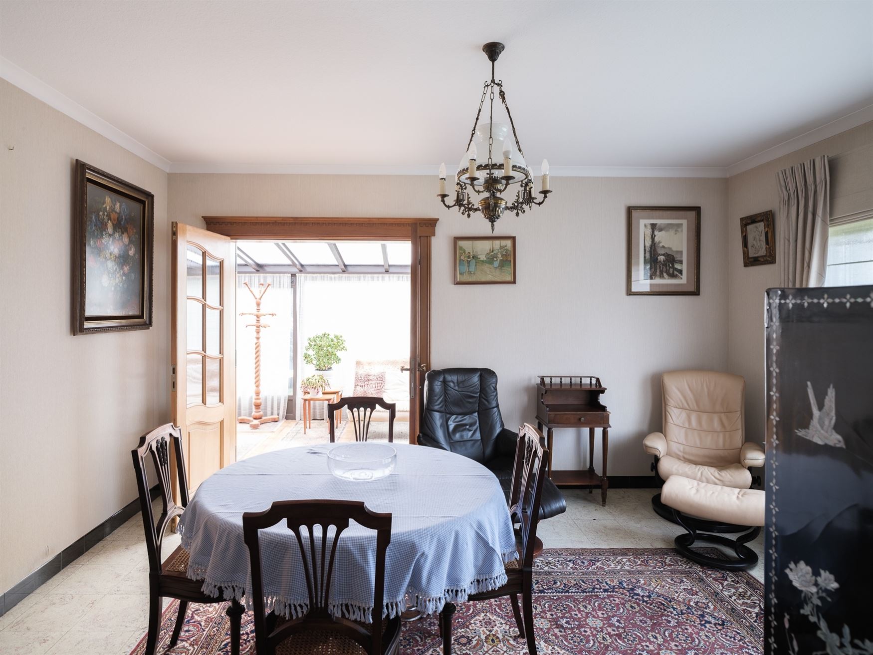 Ontdek deze ruime en solide gezinswoning gelegen op een prachtig perceel van 1007 m². Met een bewoonbare oppervlakte van 219 m² en vier slaapkamers ...