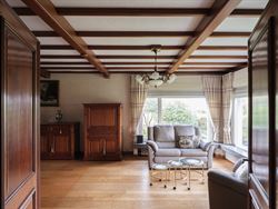 Ontdek deze ruime en solide gezinswoning gelegen op een prachtig perceel van 1007 m². Met een bewoonbare oppervlakte van 219 m² en vier slaapkamers ...