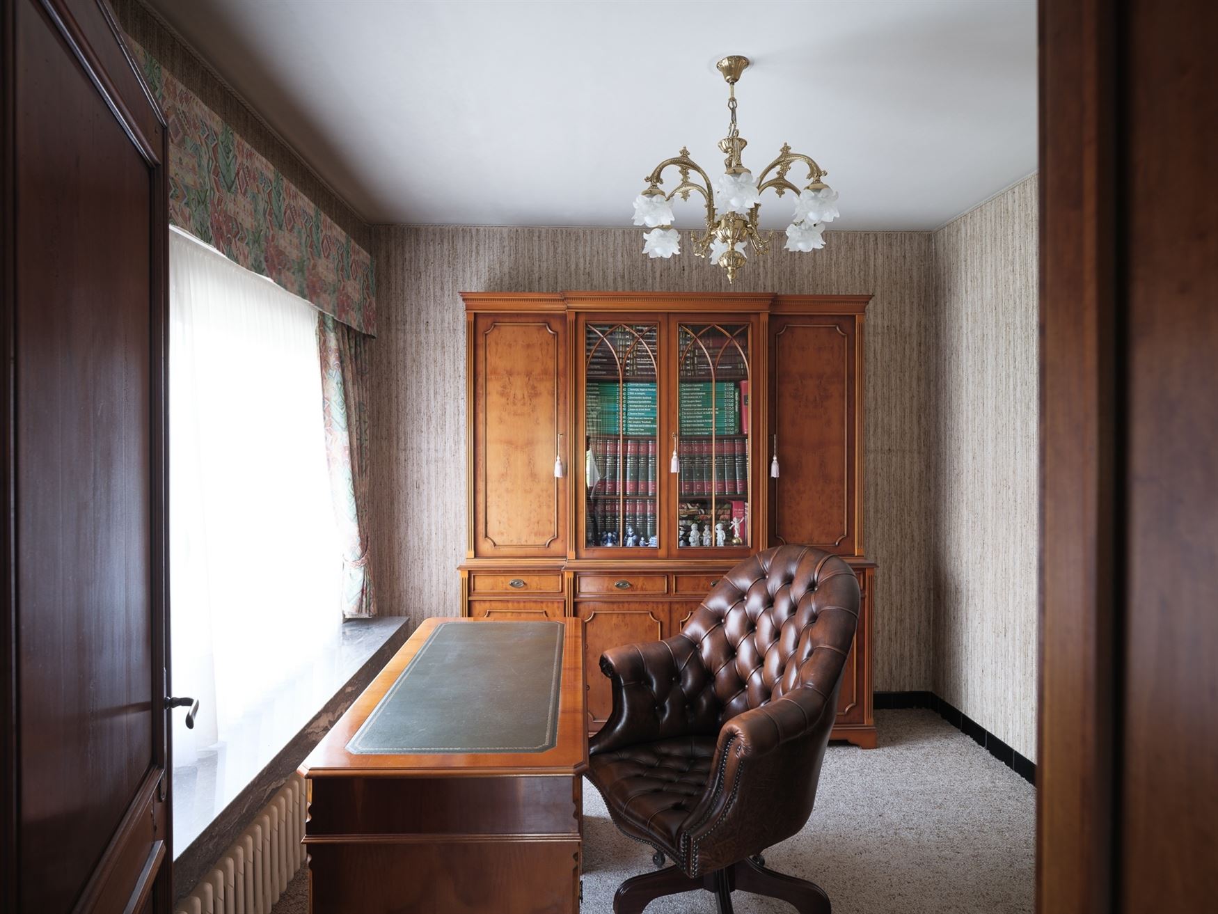 Ontdek deze ruime en solide gezinswoning gelegen op een prachtig perceel van 1007 m². Met een bewoonbare oppervlakte van 219 m² en vier slaapkamers ...