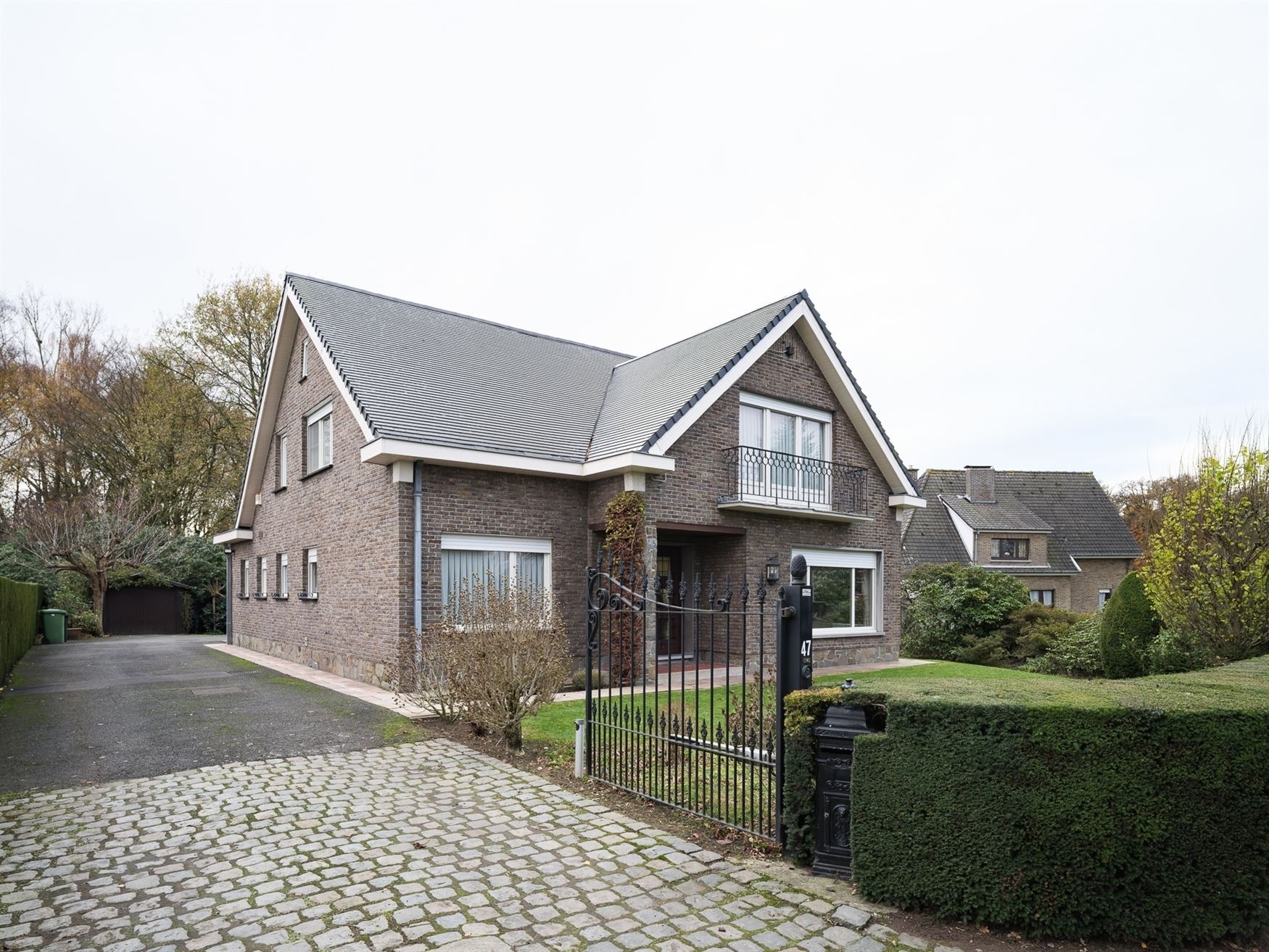 Ontdek deze ruime en solide gezinswoning gelegen op een prachtig perceel van 1007 m². Met een bewoonbare oppervlakte van 219 m² en vier slaapkamers ...