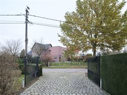 Ontdek deze ruime en solide gezinswoning gelegen op een prachtig perceel van 1007 m². Met een bewoonbare oppervlakte van 219 m² en vier slaapkamers ...