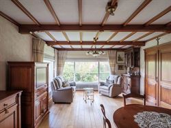 Ontdek deze ruime en solide gezinswoning gelegen op een prachtig perceel van 1007 m². Met een bewoonbare oppervlakte van 219 m² en vier slaapkamers ...