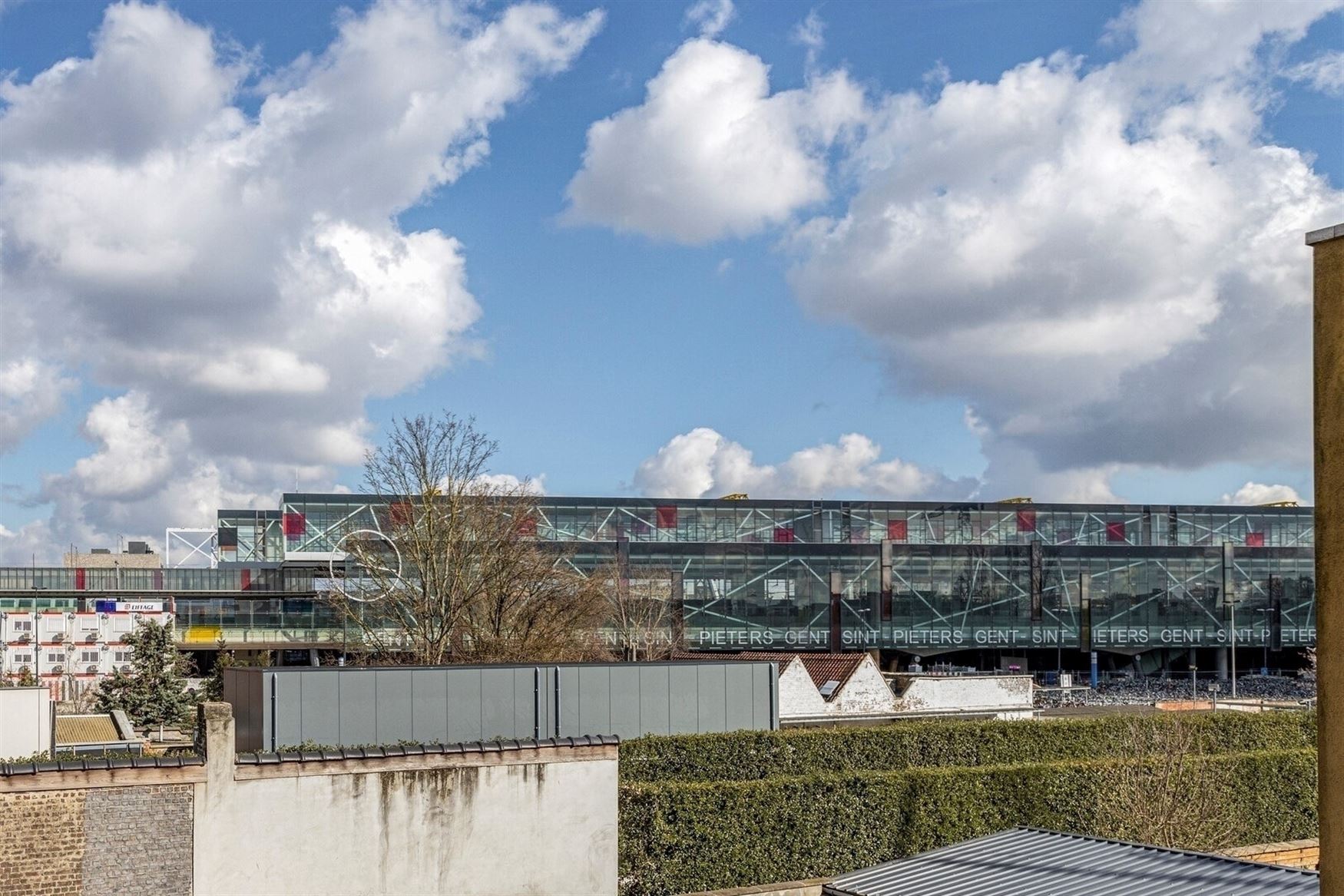 WENST U EEN BEZOEK? SURF NAAR ONZE SITE: WWW.INFINIMO.BE > ZOEK DE DESBETREFFENDE EIGENDOM > REGISTREER U VIA DE KNOP ‘PLAN EEN BEZOEK’.
Het appa...