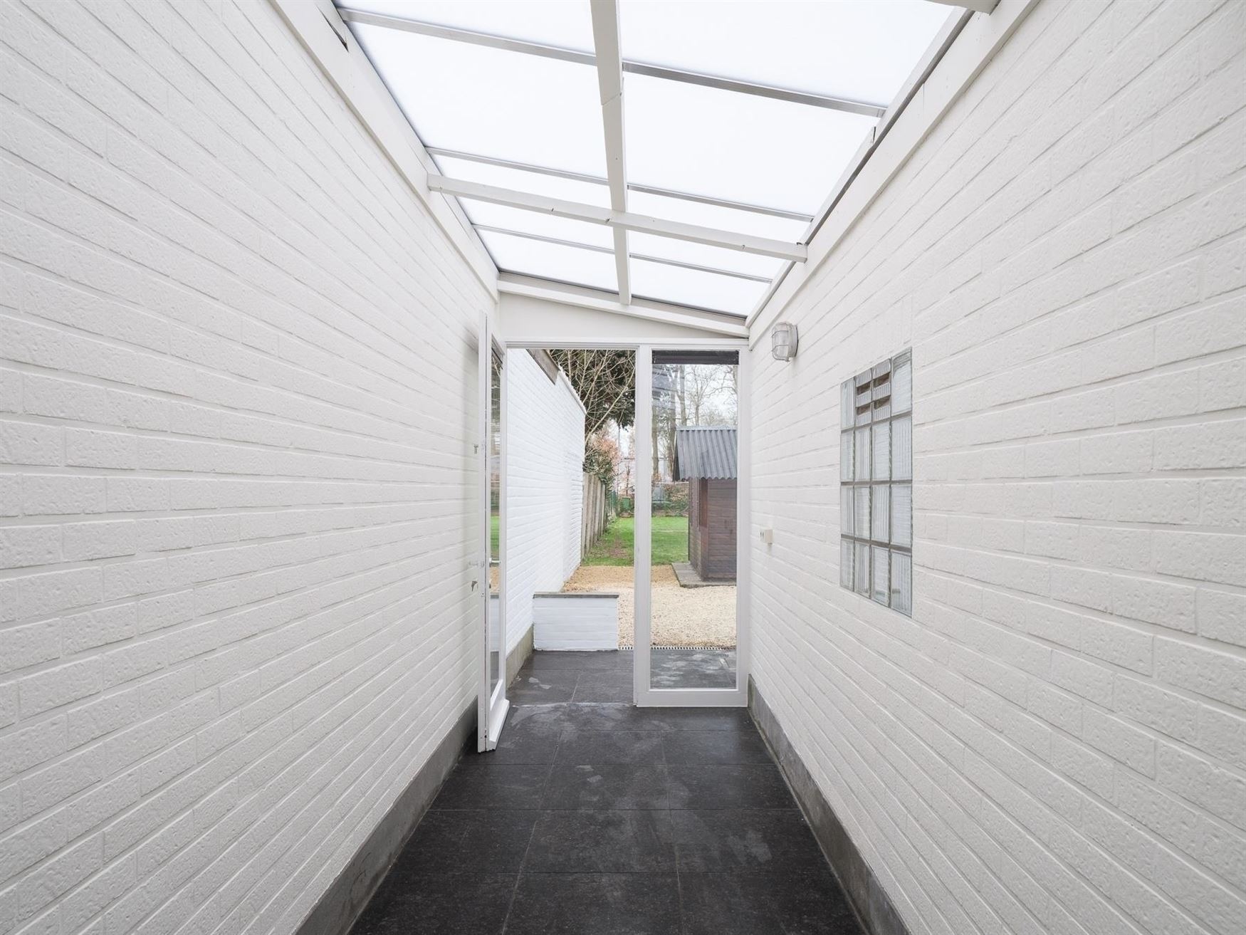 In de pittoreske dorpskern van Sint-Denijs-Westrem, op slechts enkele minuten verwijderd van Sint-Martens-Latem en Gent-centrum.

Hier geniet je van...