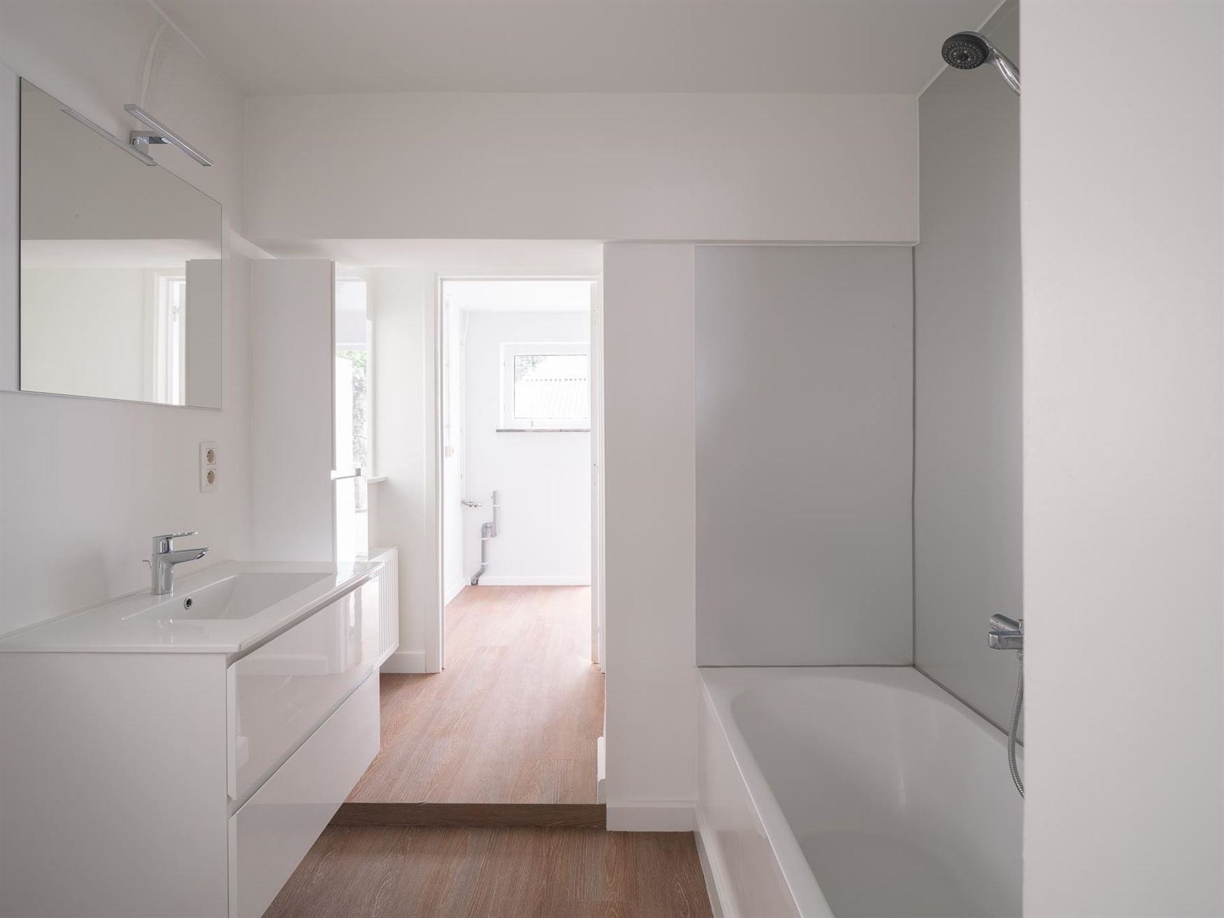 In de pittoreske dorpskern van Sint-Denijs-Westrem, op slechts enkele minuten verwijderd van Sint-Martens-Latem en Gent-centrum.

Hier geniet je van...