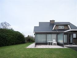 Ontdek deze ruime en solide gezinswoning gelegen op een prachtig perceel van 1007 m². Met een bewoonbare oppervlakte van 219 m² en vier slaapkamers ...