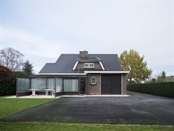 Ontdek deze ruime en solide gezinswoning gelegen op een prachtig perceel van 1007 m². Met een bewoonbare oppervlakte van 219 m² en vier slaapkamers ...