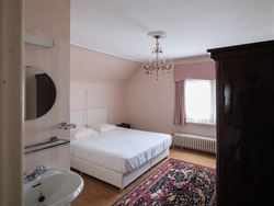 Ontdek deze ruime en solide gezinswoning gelegen op een prachtig perceel van 1007 m². Met een bewoonbare oppervlakte van 219 m² en vier slaapkamers ...