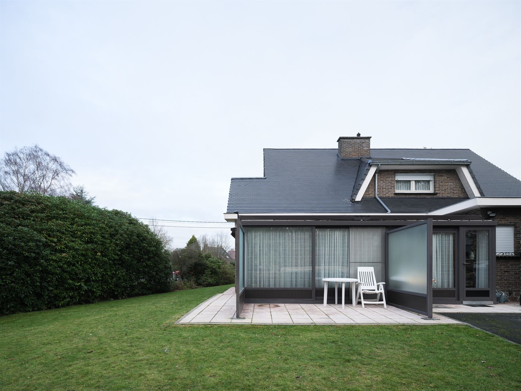 Ontdek deze ruime en solide gezinswoning gelegen op een prachtig perceel van 1007 m². Met een bewoonbare oppervlakte van 219 m² en vier slaapkamers ...