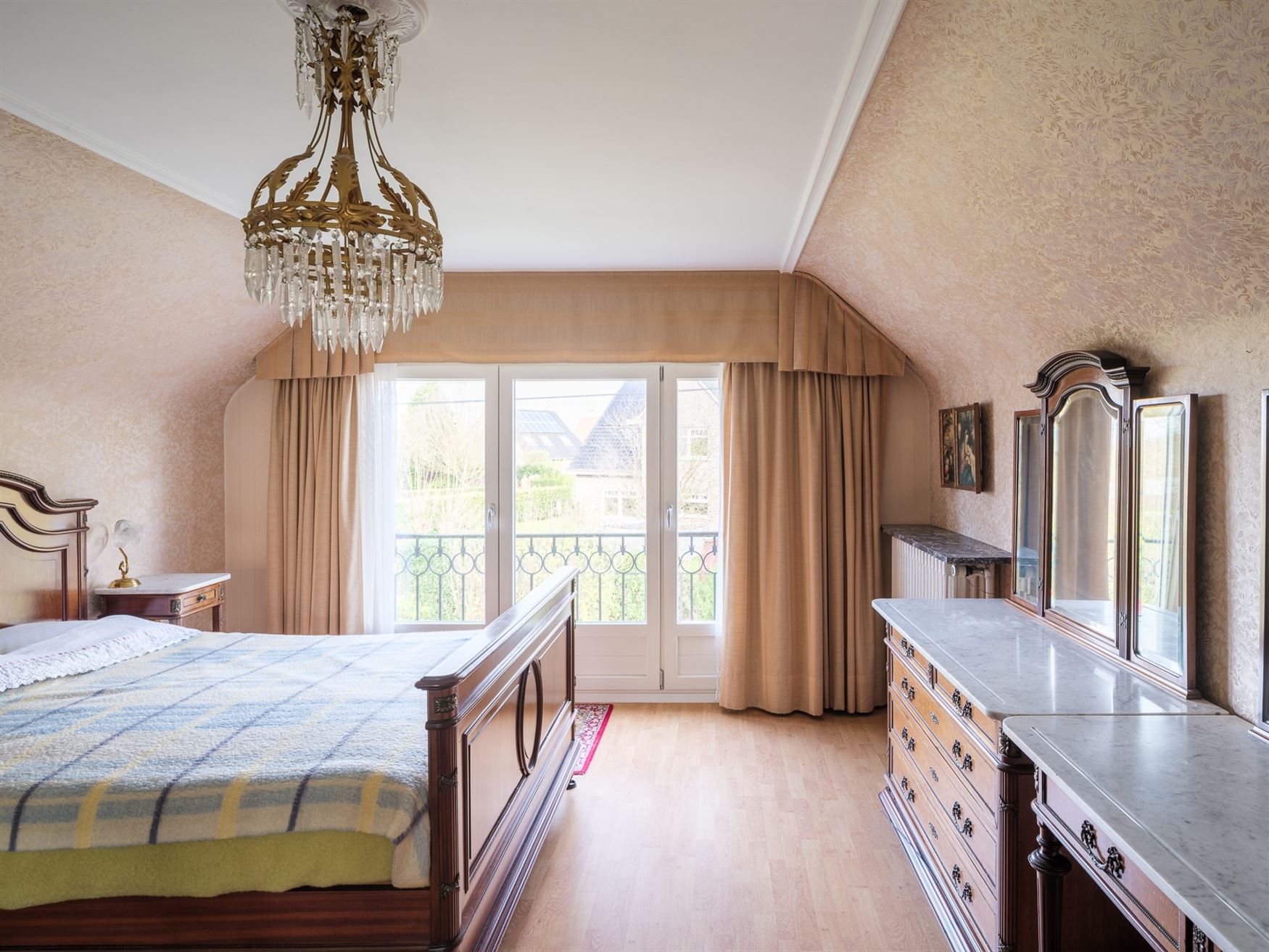 Ontdek deze ruime en solide gezinswoning gelegen op een prachtig perceel van 1007 m². Met een bewoonbare oppervlakte van 219 m² en vier slaapkamers ...