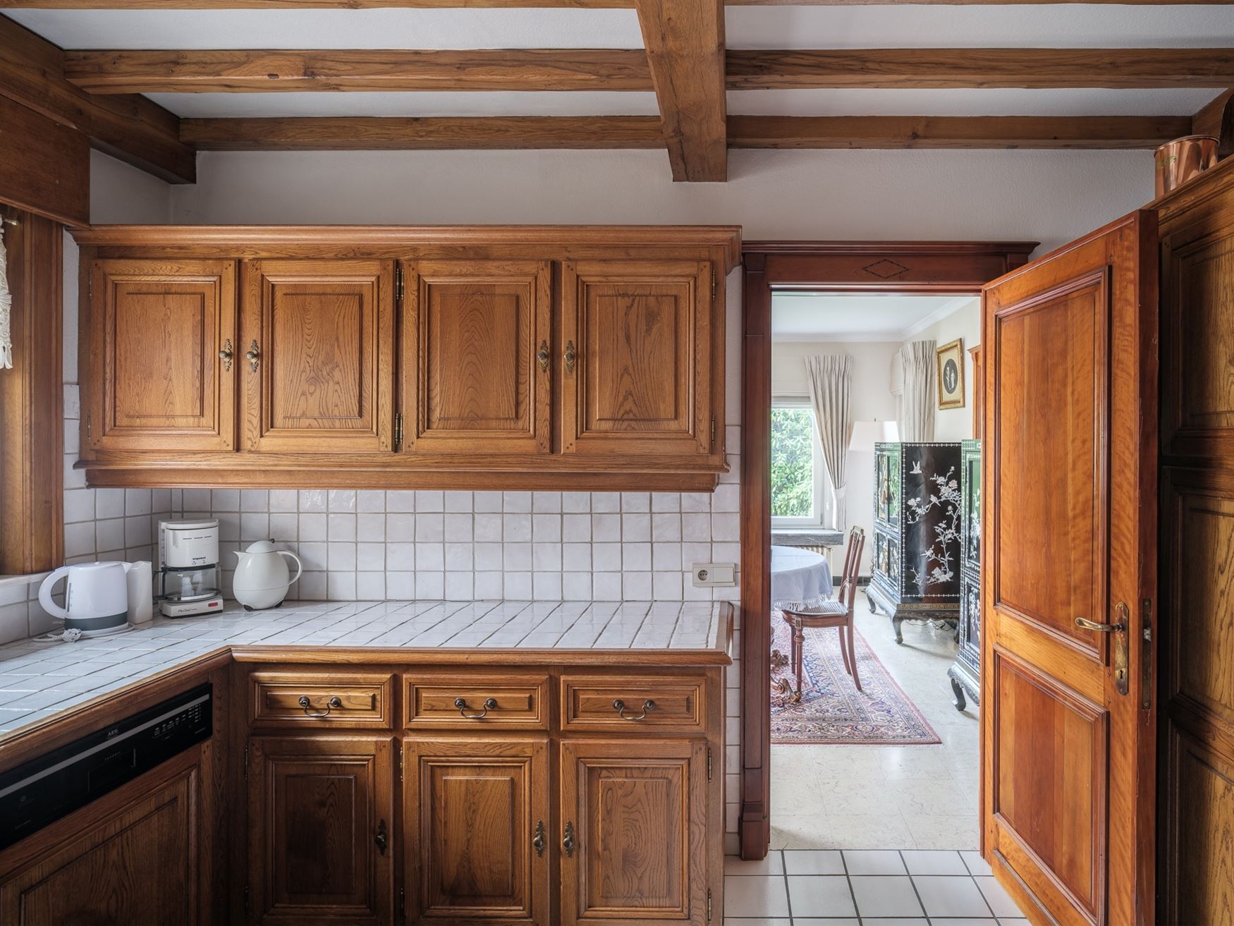 Ontdek deze ruime en solide gezinswoning gelegen op een prachtig perceel van 1007 m². Met een bewoonbare oppervlakte van 219 m² en vier slaapkamers ...