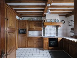 Ontdek deze ruime en solide gezinswoning gelegen op een prachtig perceel van 1007 m². Met een bewoonbare oppervlakte van 219 m² en vier slaapkamers ...