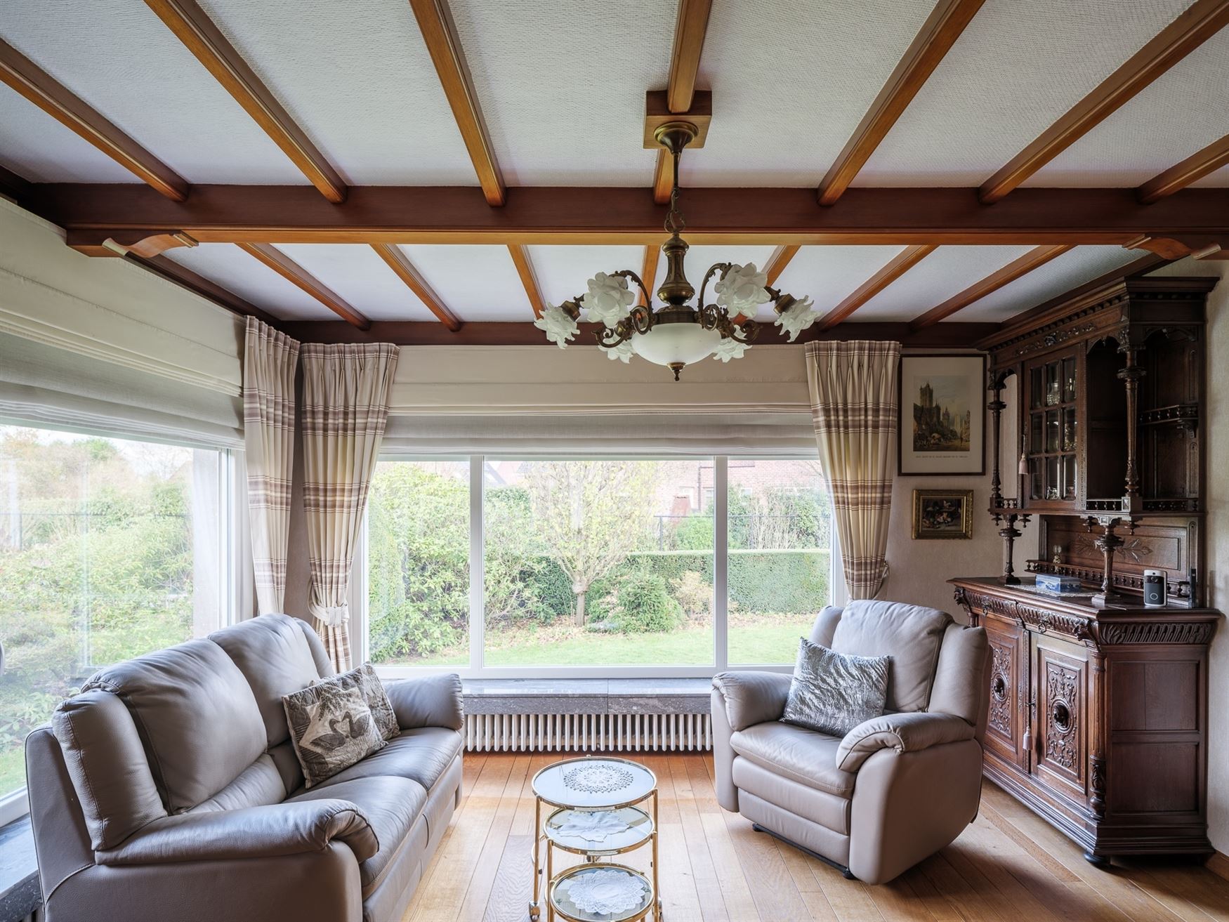 Ontdek deze ruime en solide gezinswoning gelegen op een prachtig perceel van 1007 m². Met een bewoonbare oppervlakte van 219 m² en vier slaapkamers ...