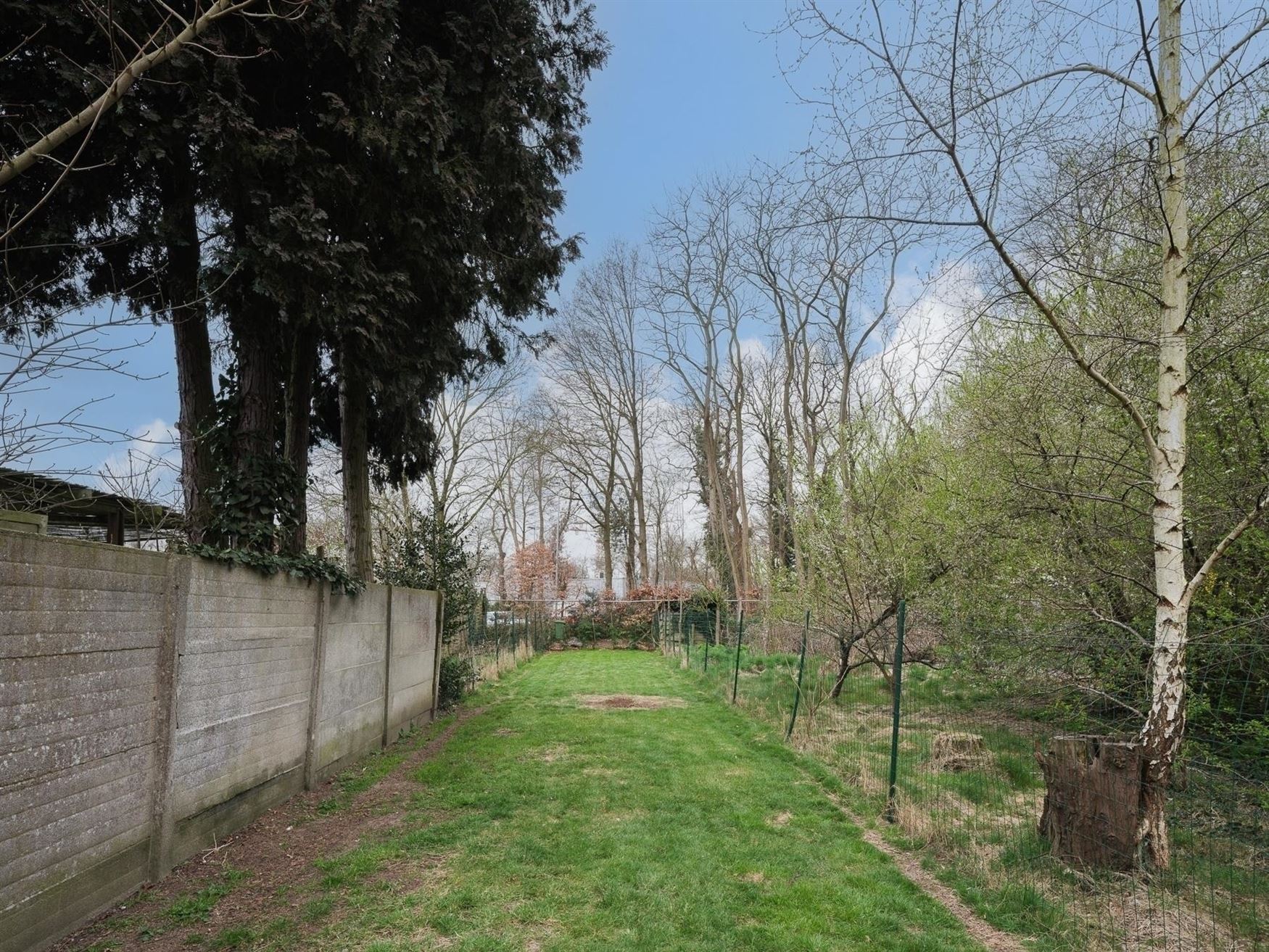 In de pittoreske dorpskern van Sint-Denijs-Westrem, op slechts enkele minuten verwijderd van Sint-Martens-Latem en Gent-centrum.

Hier geniet je van...