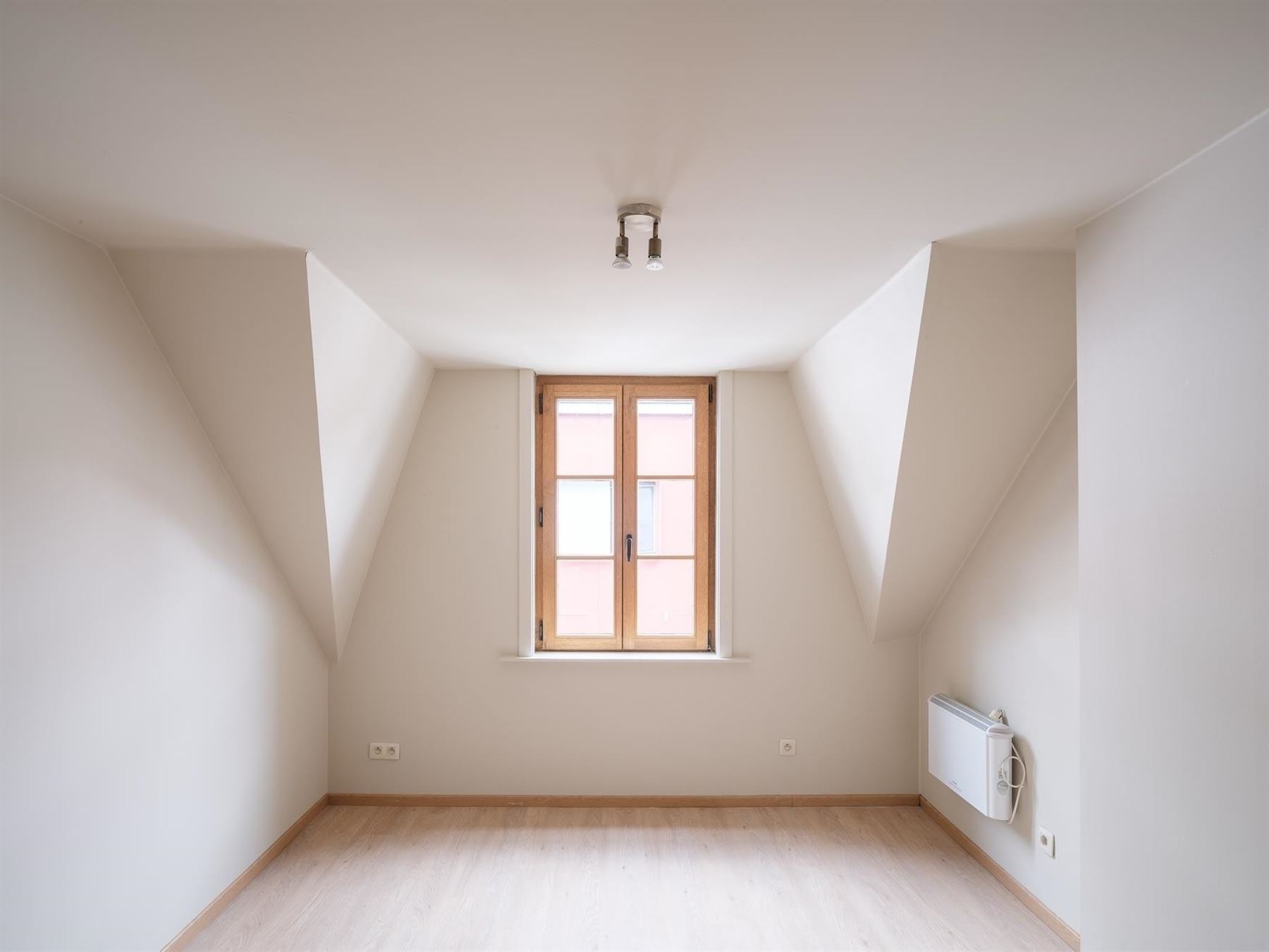 In de pittoreske dorpskern van Sint-Denijs-Westrem, op slechts enkele minuten verwijderd van Sint-Martens-Latem en Gent-centrum.

Hier geniet je van...