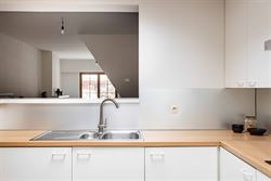 In de pittoreske dorpskern van Sint-Denijs-Westrem, op slechts enkele minuten verwijderd van Sint-Martens-Latem en Gent-centrum.

Hier geniet je van...