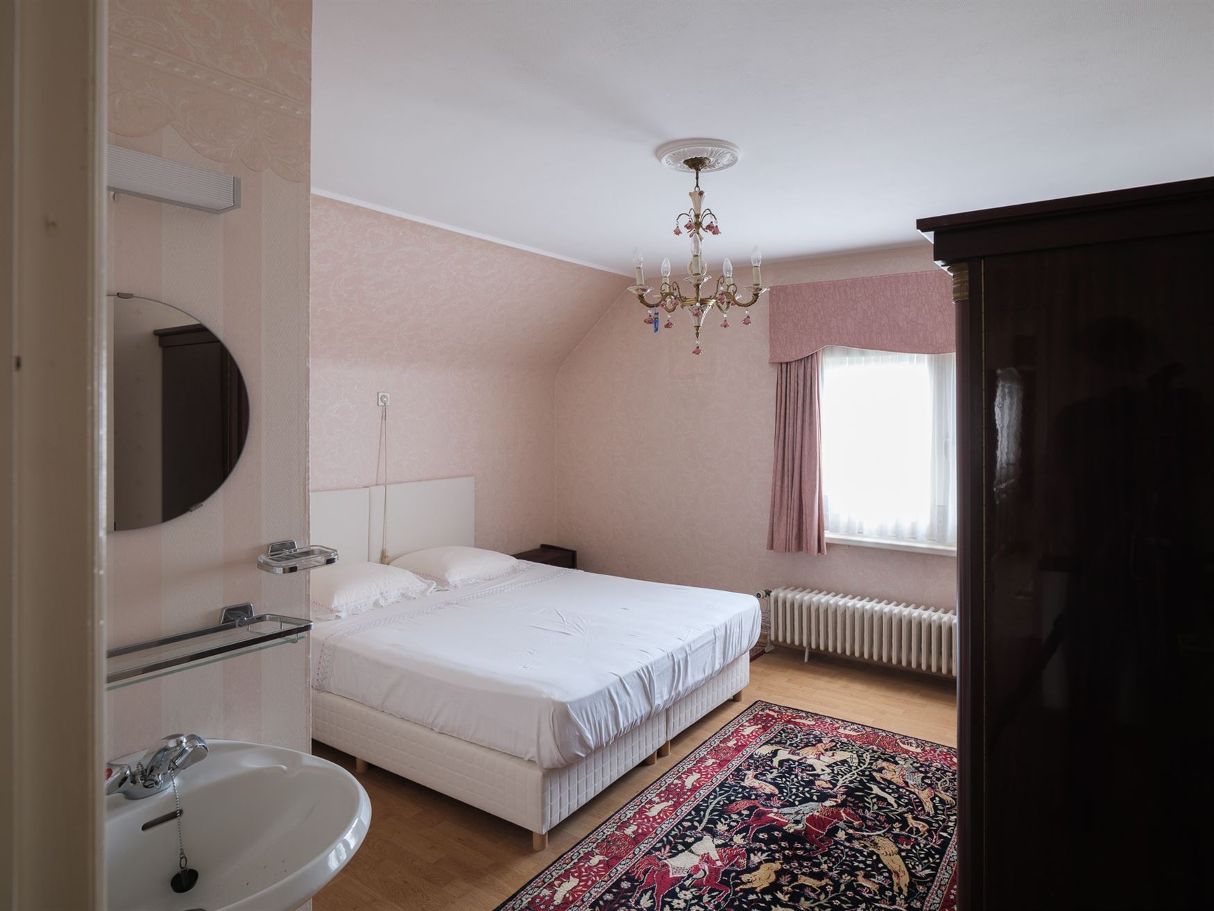 Ontdek deze ruime en solide gezinswoning gelegen op een prachtig perceel van 1007 m². Met een bewoonbare oppervlakte van 219 m² en vier slaapkamers ...