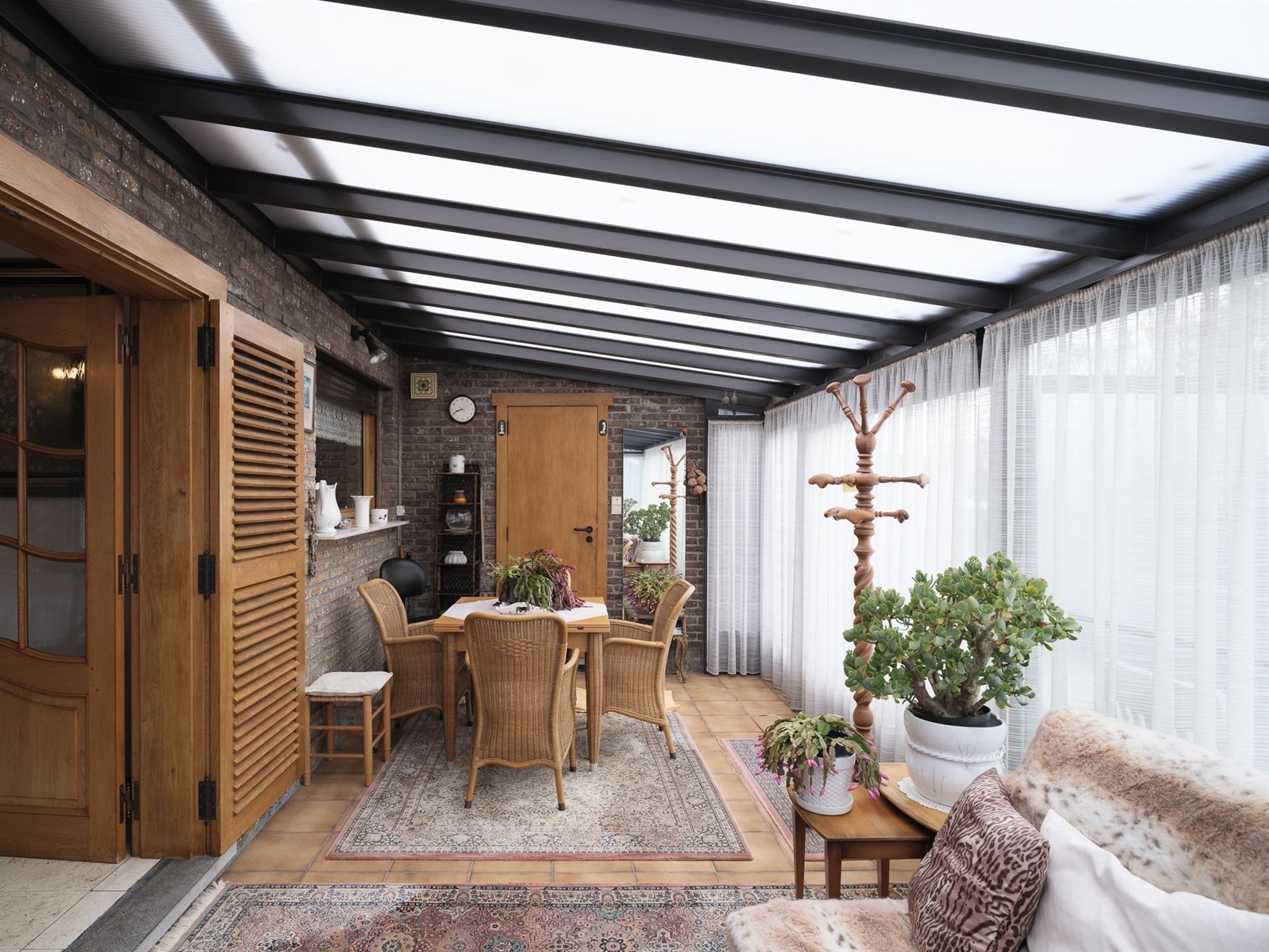 Ontdek deze ruime en solide gezinswoning gelegen op een prachtig perceel van 1007 m². Met een bewoonbare oppervlakte van 219 m² en vier slaapkamers ...