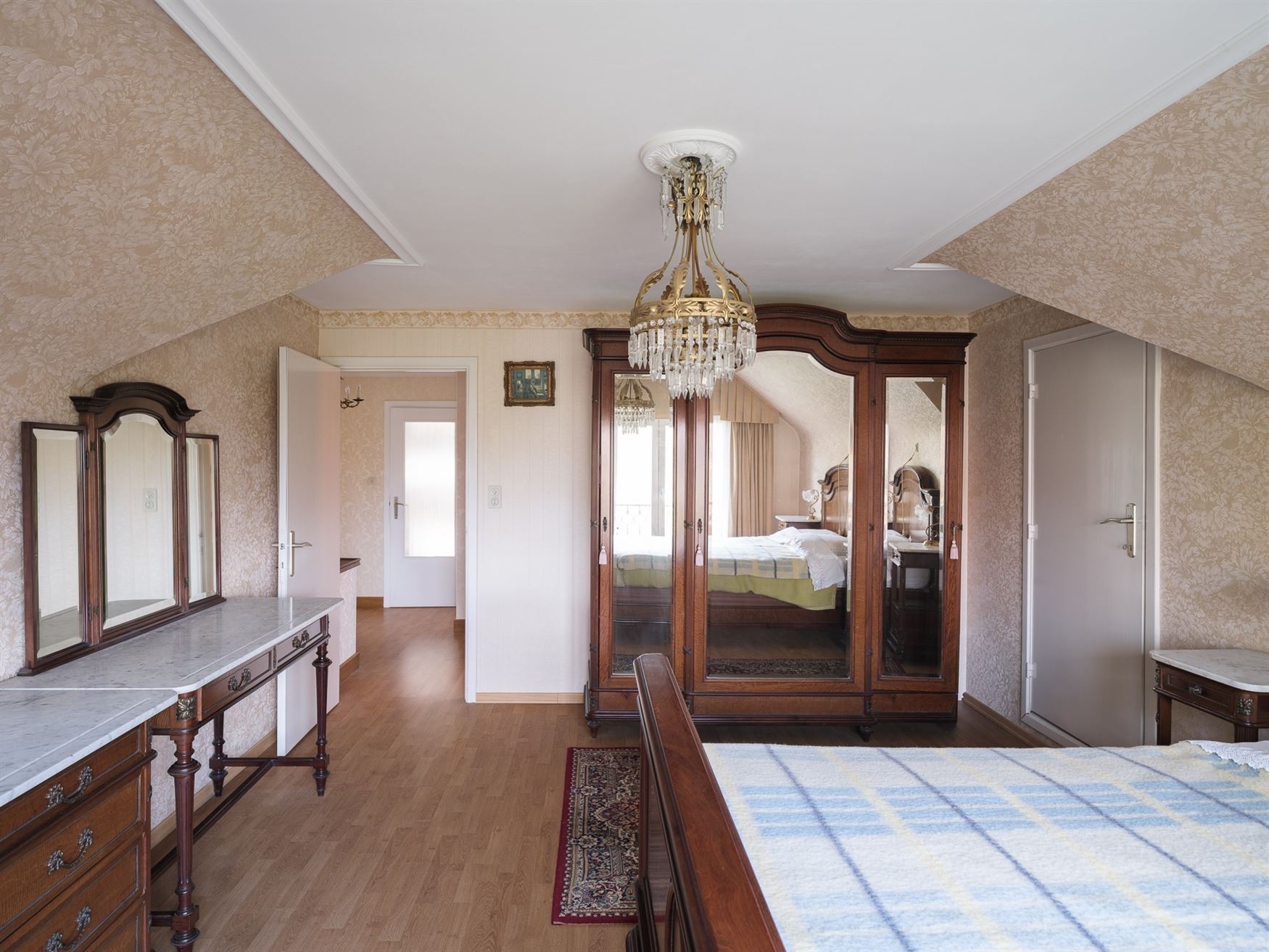 Ontdek deze ruime en solide gezinswoning gelegen op een prachtig perceel van 1007 m². Met een bewoonbare oppervlakte van 219 m² en vier slaapkamers ...