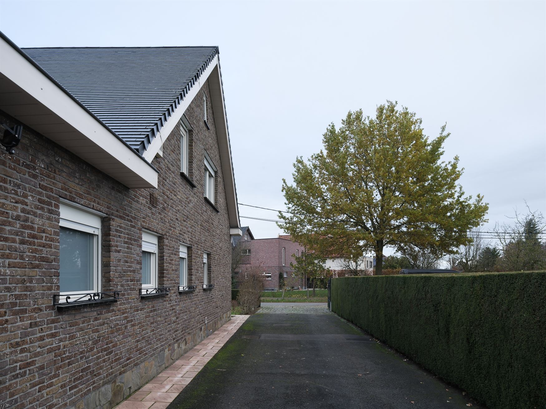 Ontdek deze ruime en solide gezinswoning gelegen op een prachtig perceel van 1007 m². Met een bewoonbare oppervlakte van 219 m² en vier slaapkamers ...