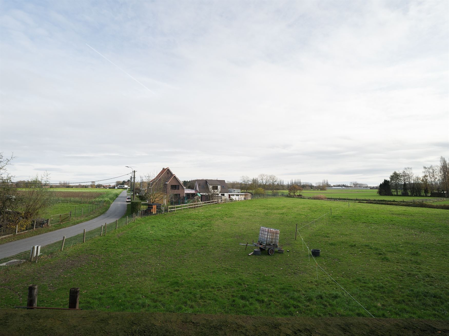 Ontdek deze ruime en solide gezinswoning gelegen op een prachtig perceel van 1007 m². Met een bewoonbare oppervlakte van 219 m² en vier slaapkamers ...