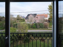 Ontdek deze ruime en solide gezinswoning gelegen op een prachtig perceel van 1007 m². Met een bewoonbare oppervlakte van 219 m² en vier slaapkamers ...