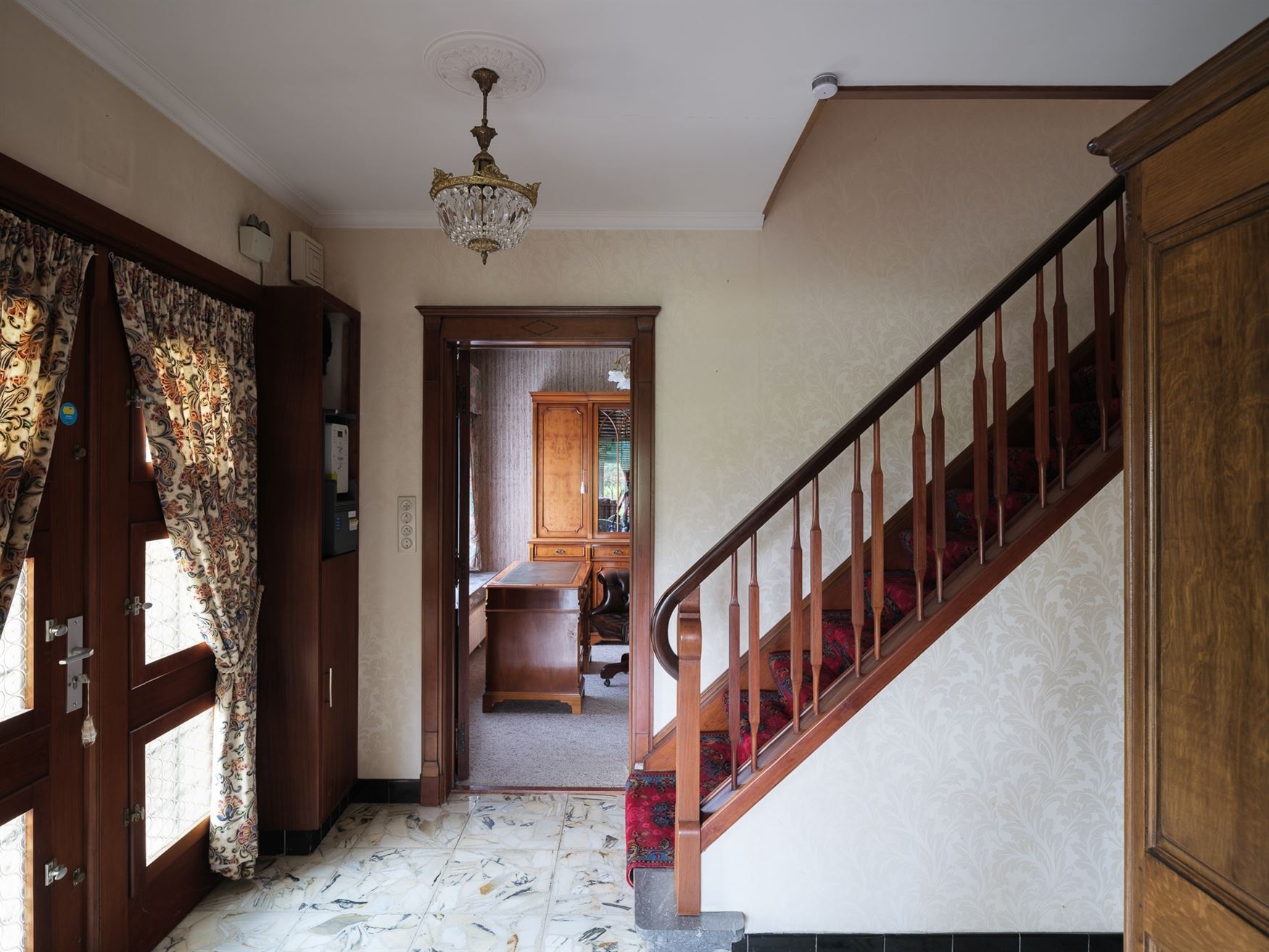 Ontdek deze ruime en solide gezinswoning gelegen op een prachtig perceel van 1007 m². Met een bewoonbare oppervlakte van 219 m² en vier slaapkamers ...