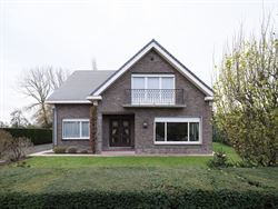 Ontdek deze ruime en solide gezinswoning gelegen op een prachtig perceel van 1007 m². Met een bewoonbare oppervlakte van 219 m² en vier slaapkamers ...