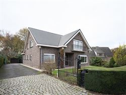 Ontdek deze ruime en solide gezinswoning gelegen op een prachtig perceel van 1007 m². Met een bewoonbare oppervlakte van 219 m² en vier slaapkamers ...