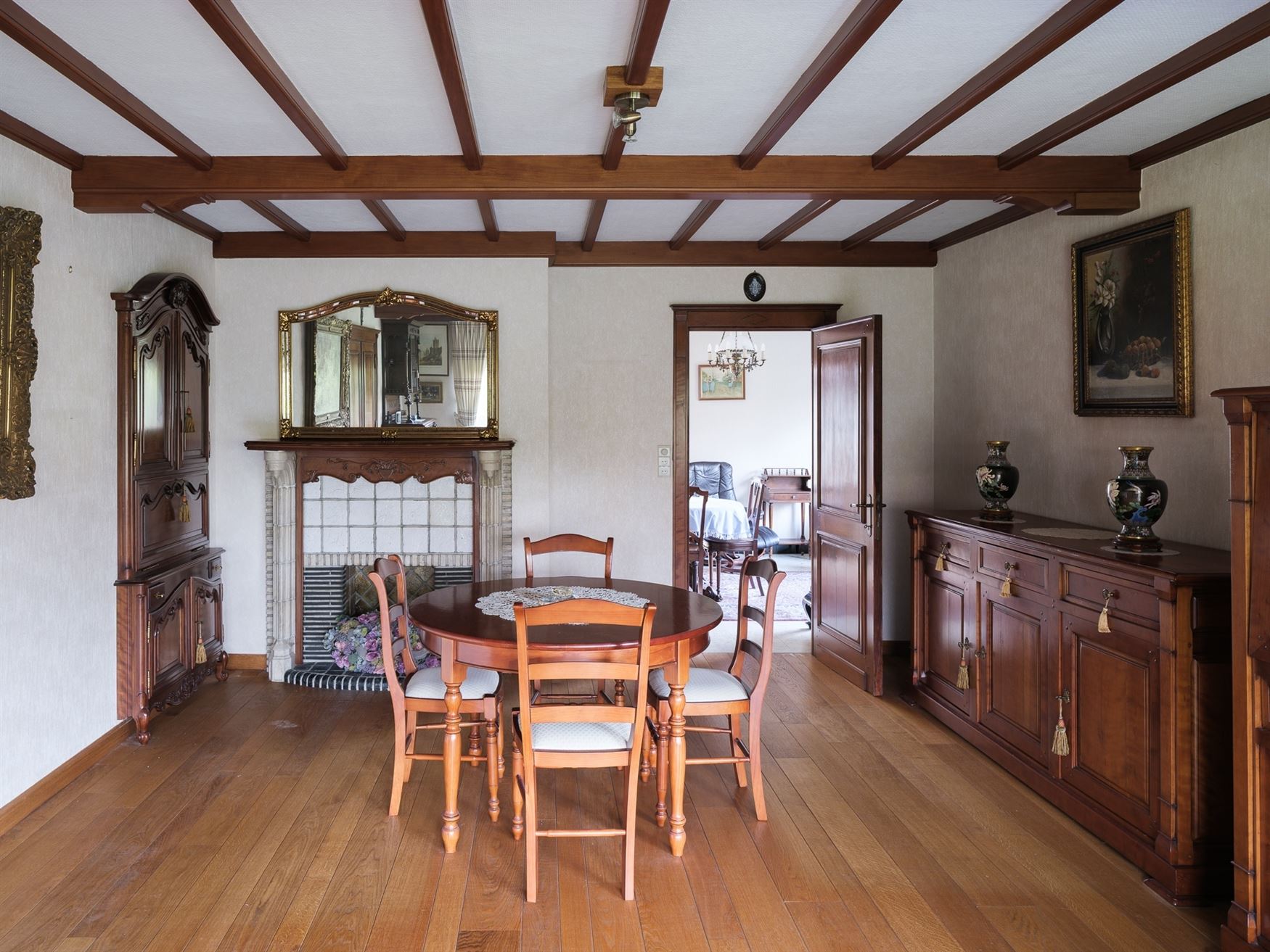 Ontdek deze ruime en solide gezinswoning gelegen op een prachtig perceel van 1007 m². Met een bewoonbare oppervlakte van 219 m² en vier slaapkamers ...