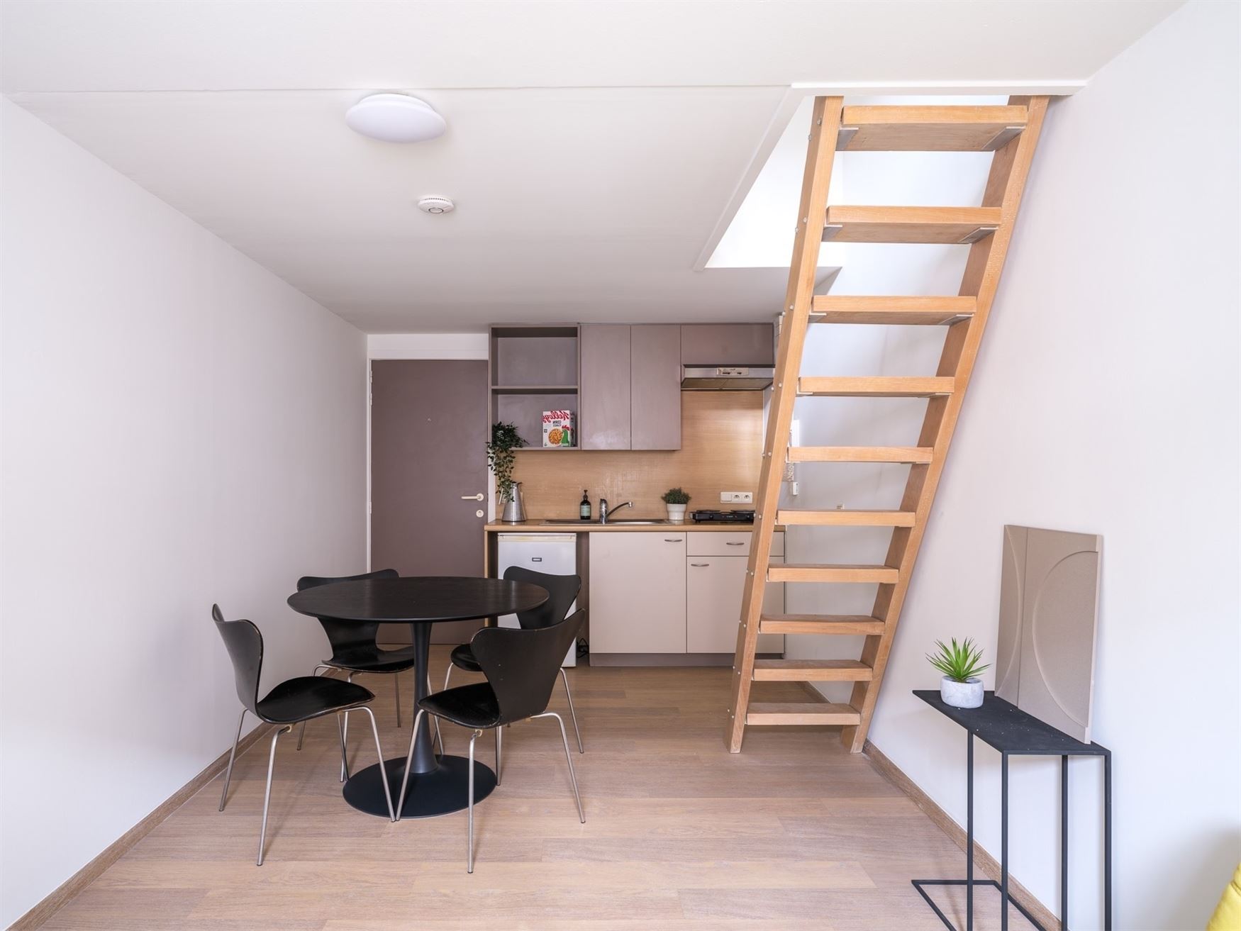 WENST U EEN BEZOEK? SURF NAAR ONZE SITE: WWW.INFINIMO.BE > ZOEK DE DESBETREFFENDE EIGENDOM > REGISTREER U VIA DE KNOP ‘PLAN EEN BEZOEK’.
Het appa...