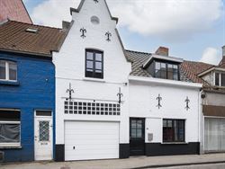 In de pittoreske dorpskern van Sint-Denijs-Westrem, op slechts enkele minuten verwijderd van Sint-Martens-Latem en Gent-centrum.

Hier geniet je van...