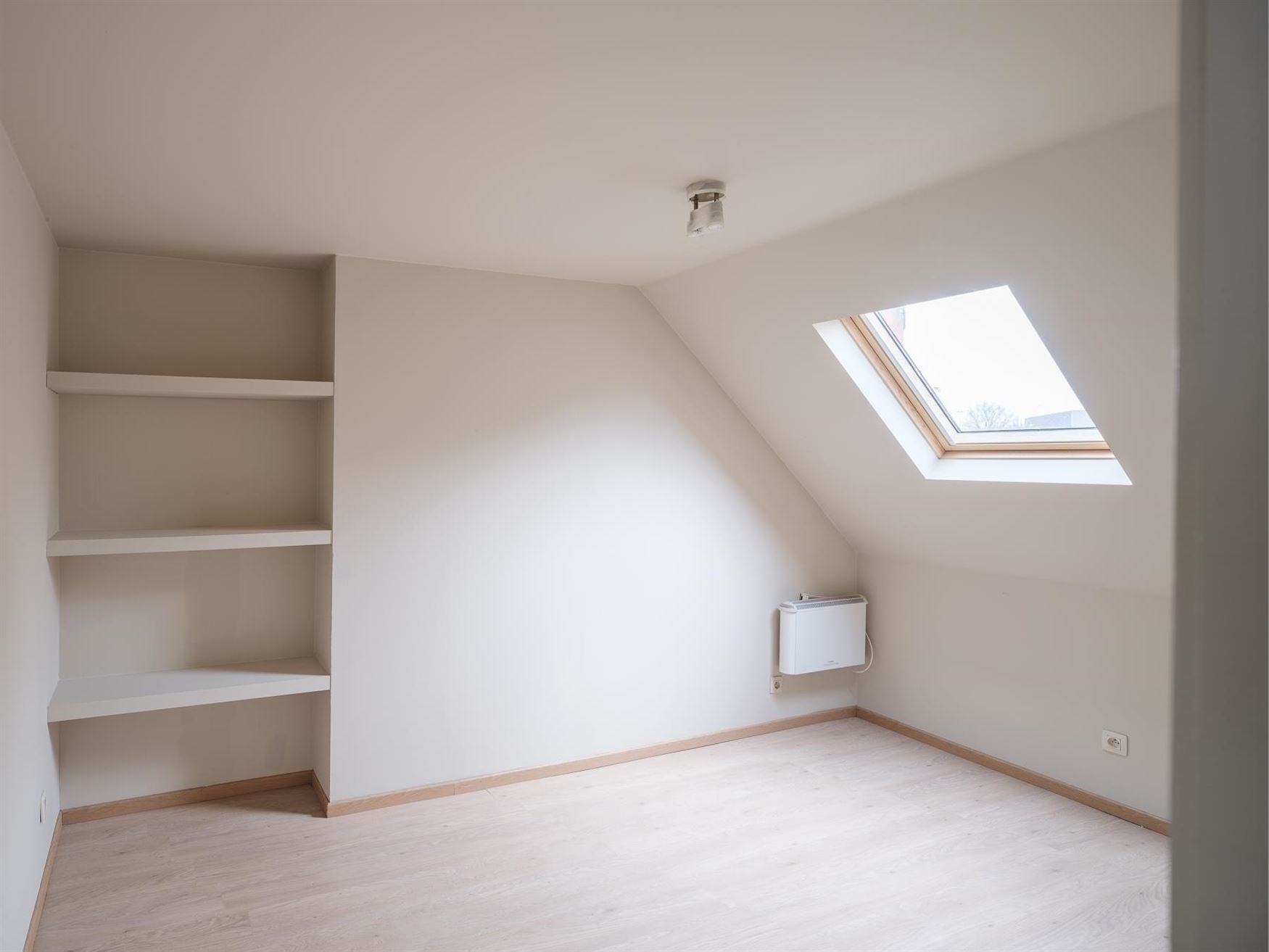 In de pittoreske dorpskern van Sint-Denijs-Westrem, op slechts enkele minuten verwijderd van Sint-Martens-Latem en Gent-centrum.

Hier geniet je van...