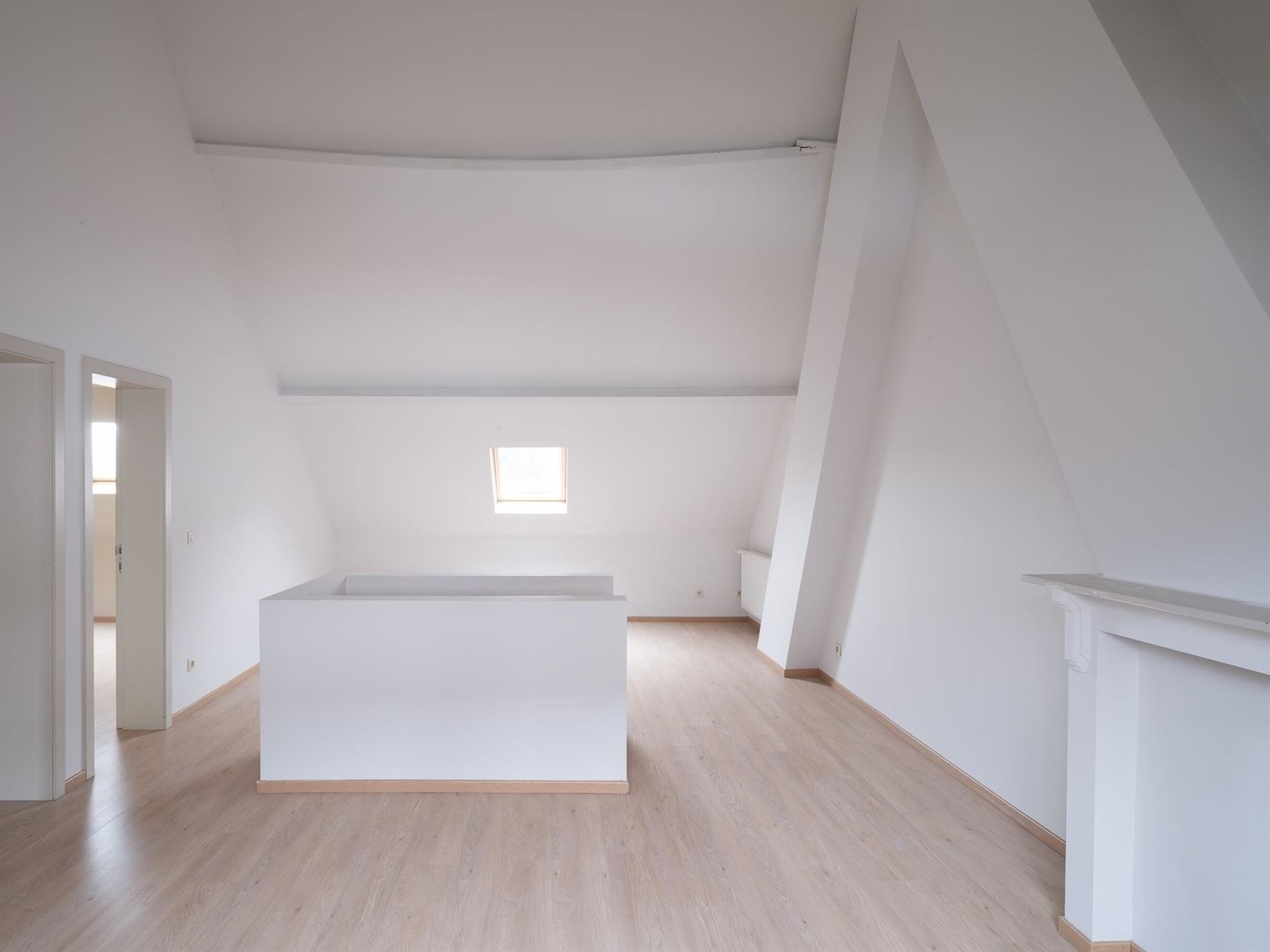 In de pittoreske dorpskern van Sint-Denijs-Westrem, op slechts enkele minuten verwijderd van Sint-Martens-Latem en Gent-centrum.

Hier geniet je van...