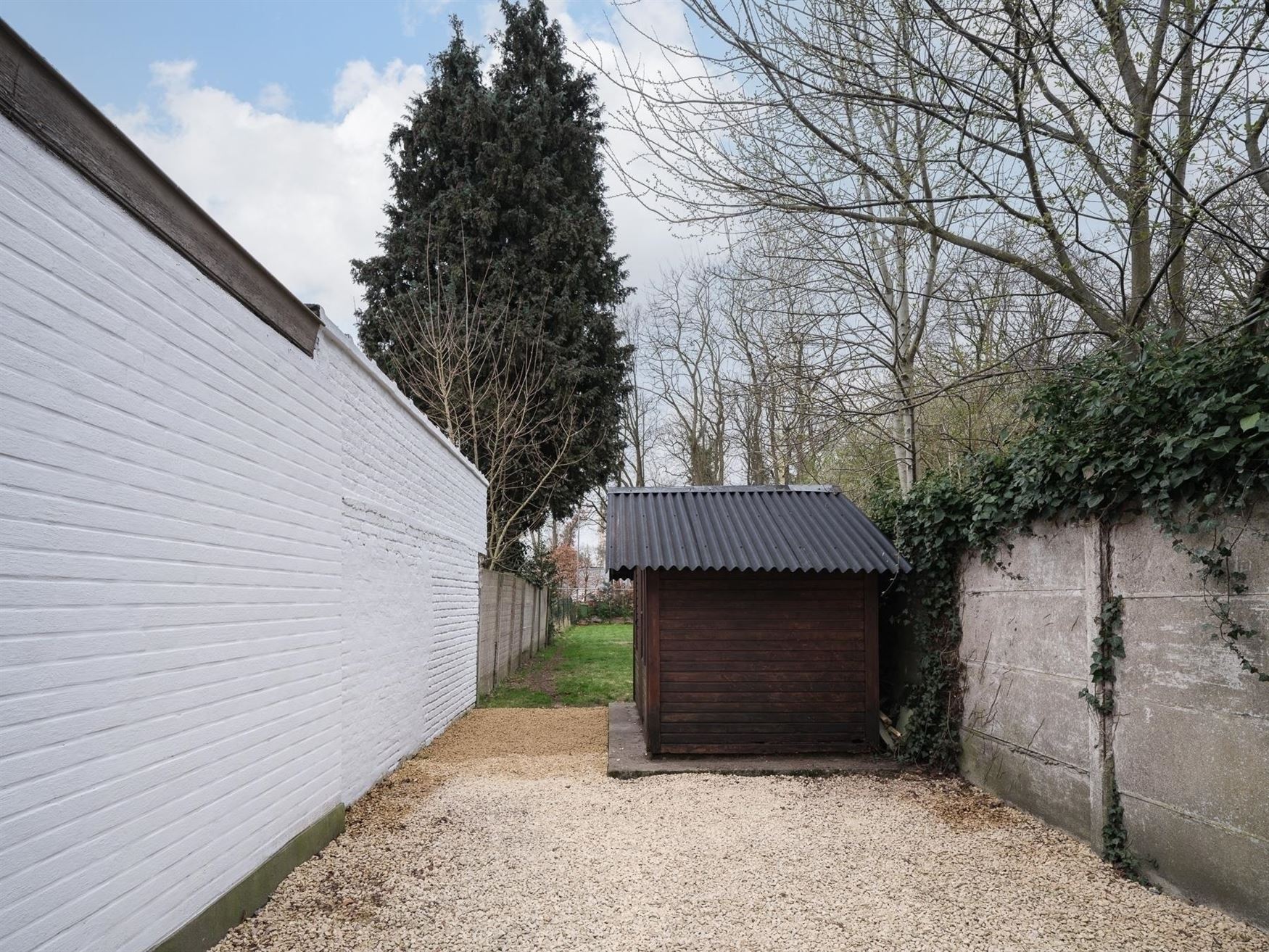 In de pittoreske dorpskern van Sint-Denijs-Westrem, op slechts enkele minuten verwijderd van Sint-Martens-Latem en Gent-centrum.

Hier geniet je van...