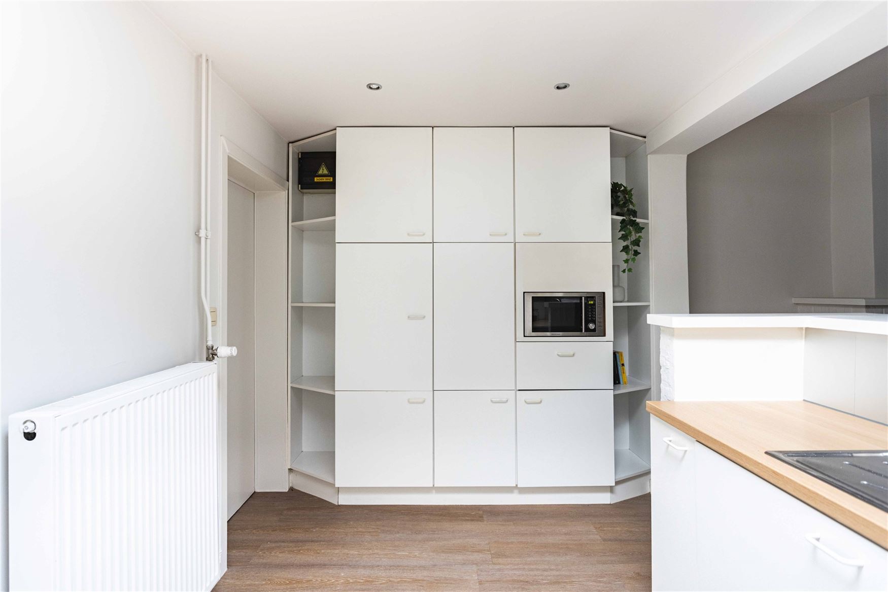 In de pittoreske dorpskern van Sint-Denijs-Westrem, op slechts enkele minuten verwijderd van Sint-Martens-Latem en Gent-centrum.

Hier geniet je van...