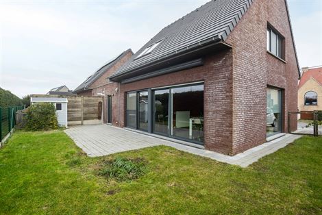 Deze instapklare woning uit 2003 combineert een praktische indeling met veel lichtinval en een rustige ligging in Lievegem. De leefruimte geniet van e...
