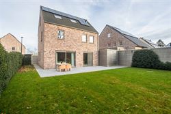 Gelegen in de doodlopende straat Nestevoorde 12 te Zomergem, biedt deze BEN-woning in pastoriestijl de perfecte combinatie van modern comfort en energ...