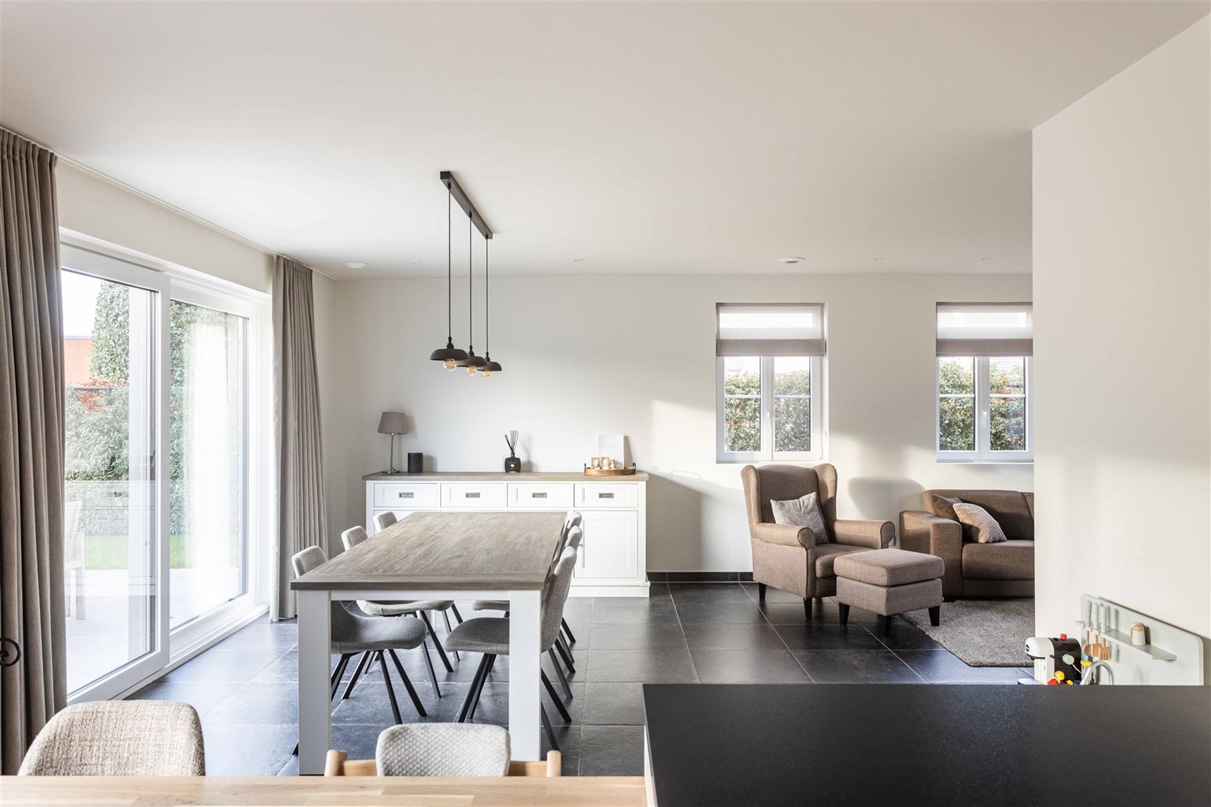 Gelegen in de doodlopende straat Nestevoorde 12 te Zomergem, biedt deze BEN-woning in pastoriestijl de perfecte combinatie van modern comfort en energ...
