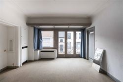 Op wandelafstand van het centrum en nabij de Coupure vindt u deze bijzonder charmante woning met een bewoonbare oppervlakte van 213m², een harmonieuz...