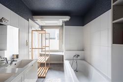 Op wandelafstand van het centrum en nabij de Coupure vindt u deze bijzonder charmante woning met een bewoonbare oppervlakte van 213m², een harmonieuz...