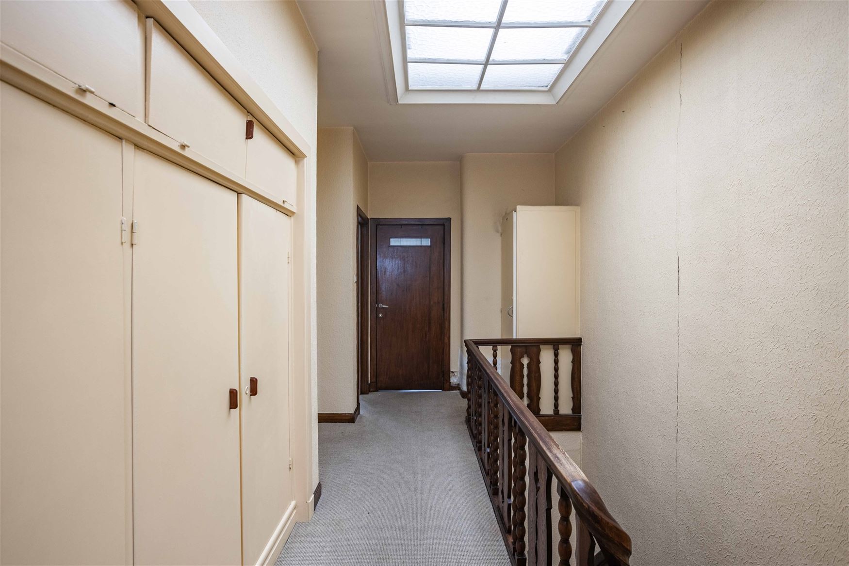 Op wandelafstand van het centrum en nabij de Coupure vindt u deze bijzonder charmante woning met een bewoonbare oppervlakte van 213m², een harmonieuz...