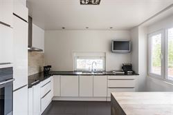 Op wandelafstand van het centrum en nabij de Coupure vindt u deze bijzonder charmante woning met een bewoonbare oppervlakte van 213m², een harmonieuz...