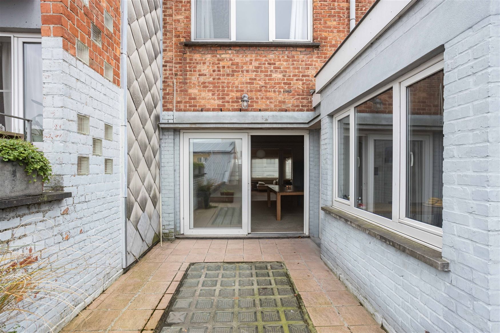 Op wandelafstand van het centrum en nabij de Coupure vindt u deze bijzonder charmante woning met een bewoonbare oppervlakte van 213m², een harmonieuz...