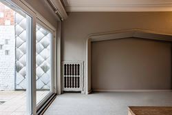 Op wandelafstand van het centrum en nabij de Coupure vindt u deze bijzonder charmante woning met een bewoonbare oppervlakte van 213m², een harmonieuz...